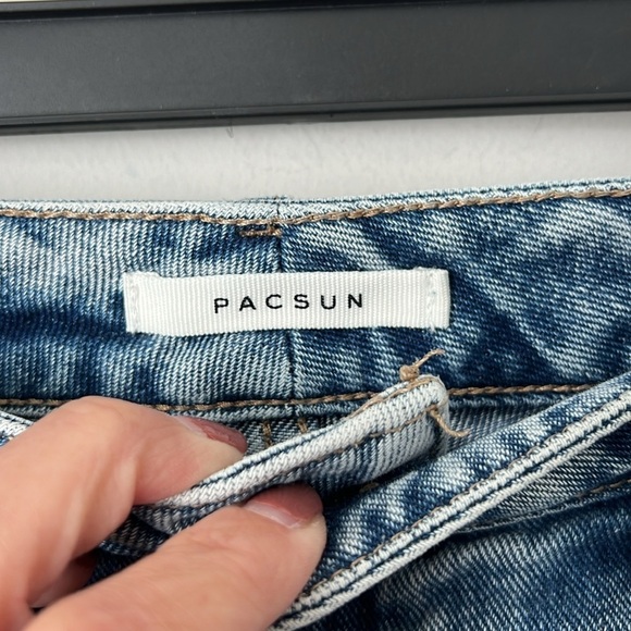 Pacsun Women’s Distressed Light Wash Denim Mom Jeans Size 30‎ ⬛️ - Picture 4 of 7